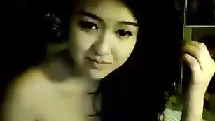 Строптивая курва Zilla_x нежно дрочит пизду