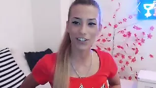 Шальная блонда SexxyLana нежно мастурбирует пизду