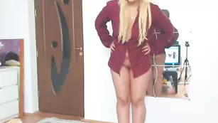 Шальная барышня Nicollcherry нежно дрочит пизду