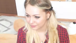 Шальная барышня Nicollcherry нежно дрочит пизду