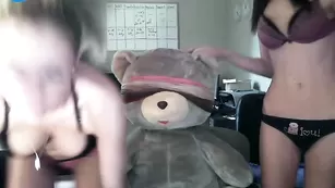 Озорные сучки Sexyofficegirl дрочат бритые пизденки