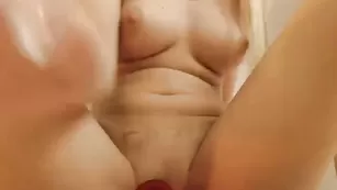 Смазливая блонда Cutecindy18 трахает пизду страпоном