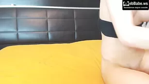 Сладкая красотка Mona093 сосёт фаллоимитатор