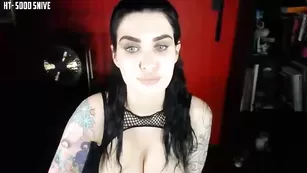 Татуированная шалава Violetdoll показывает большие сиськи