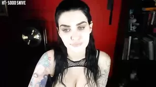 Татуированная шалава Violetdoll показывает большие сиськи