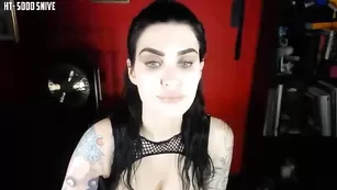 Татуированная шалава Violetdoll показывает большие сиськи