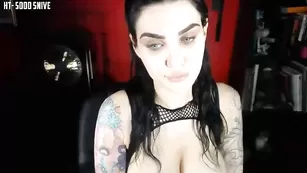 Татуированная шалава Violetdoll показывает большие сиськи