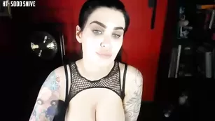 Татуированная шалава Violetdoll показывает большие сиськи