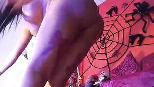 Темноволосая пассия Dayaanna мастурбирует киску секс игрушкой