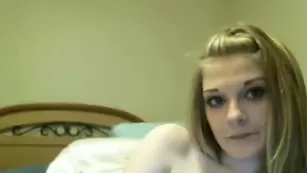 Шальная краля Ashleyy_x мастурбирует бритую пизду