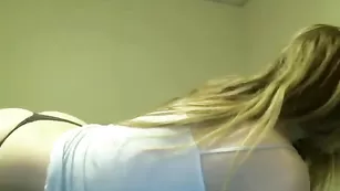 Шальная краля Ashleyy_x мастурбирует бритую пизду