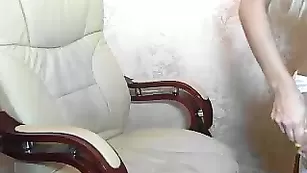 Очаровательная курва Barrrbi ласкает бритую пизду