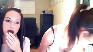 Красивые телки Sexyofficegirl ласкают бритые киски
