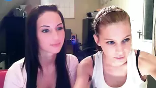 Красивые телки Sexyofficegirl ласкают бритые киски
