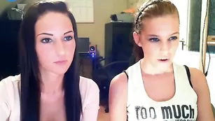 Красивые телки Sexyofficegirl ласкают бритые киски