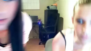 Красивые телки Sexyofficegirl ласкают бритые киски