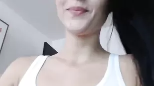 Сексуальная брюнеточка Lonelyst4r демонстрирует большую попку