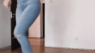 Сексуальная брюнеточка Lonelyst4r демонстрирует большую попку