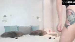 Светловолосая шлендра MoniqueHot ласкает половые губки