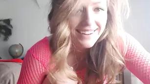 Смазливая краля Busty_ir_housewife скачет на секс игрушке