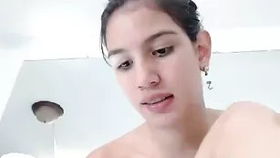 Сексуальная телка Renataveron яро дрочит бритые дырочки