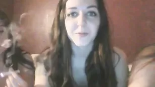 Прелестные брюнетки Barelylegalxx лижут пизденки