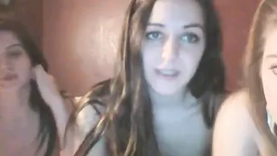 Прелестные брюнетки Barelylegalxx лижут пизденки