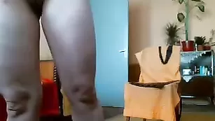 Ластичная сука Andixoxo эротично расставляет ноги