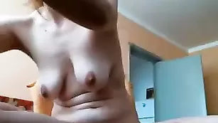 Ластичная сука Andixoxo эротично расставляет ноги