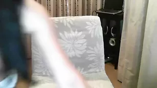 Грудастая бабенка Suzie_69 ласкает сосочки