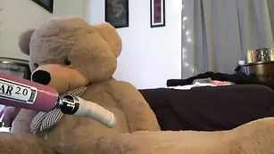 Смазливая куколка Blazingsweetheart мастурбирует обе дырки