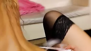 Шальные телочки AngelicParty позируют голые и дрочат