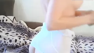 Русская блондинка Innessa25 трахает свою попку