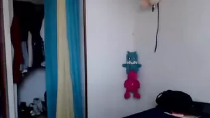 Молодая сука Burbuja22057 показывает сисечки