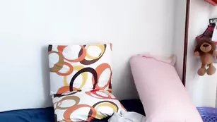 Молодая сука Burbuja22057 показывает сисечки