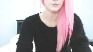 Пикантная самка Miss_bee смачно трахает очко