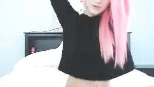 Пикантная самка Miss_bee смачно трахает очко