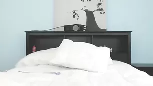 Пикантная самка Miss_bee смачно трахает очко