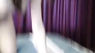 Пикантная кобыла CaptFrancesca ласкает бритые отверстия