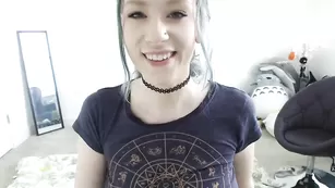 Смазливая краля Anya96 соблазняет огромной задницей