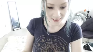 Смазливая краля Anya96 соблазняет огромной задницей