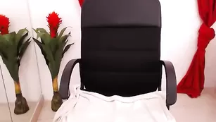 Толстенькая шлюшка Onefallenangel смачно дрочит пизду