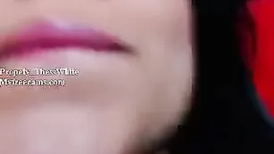 Грудастая шлюшка ThessWhite смачно трахает бритые дырки