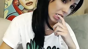 Миленькая брюнеточка Crazym_ во фри чате