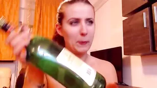 Курва выпила Sweetroxxy и по шалила голенькой