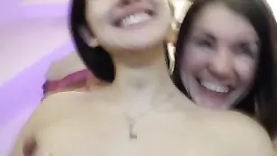 Темноволосые телочки AspenKittie занимаются красивыми ласками