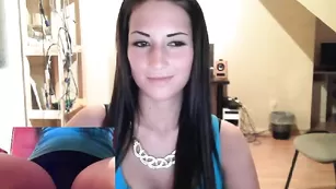 Строптивая дама Sexyofficegirl раздевается на камеру
