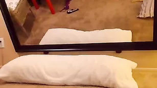 Сучка в чулках Sageness шлепает себя по заднице