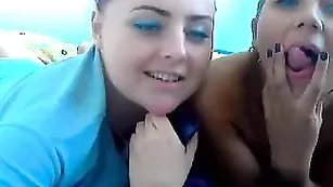 Смазливые телки Emmmafox мастурбируют секс игрушками