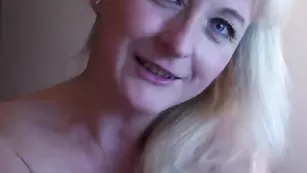 Зрелая кобыла Monicutex трахает пизду фаллосом